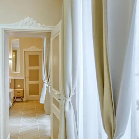Opera 2br Apartman